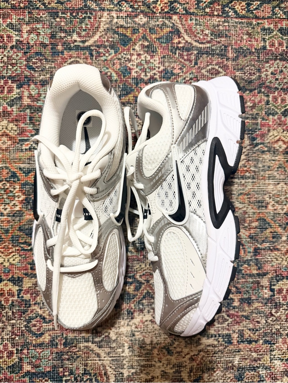 Nike Women's V5 RNR Sneakers - Picture 8 of 8